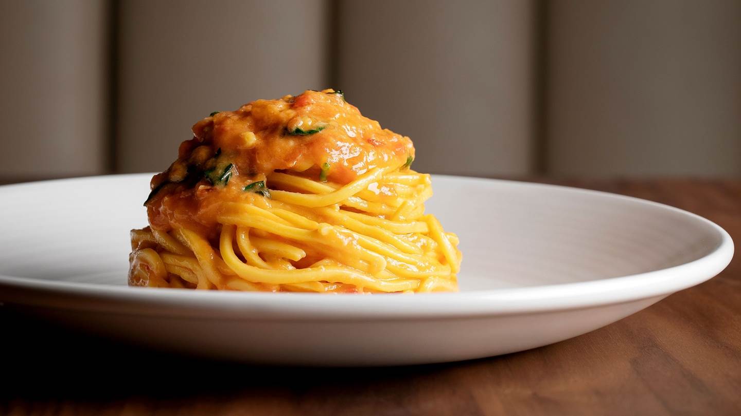 Σπαγγέτι με ντομάτα και βασιλικό, απλά και νόστιμα