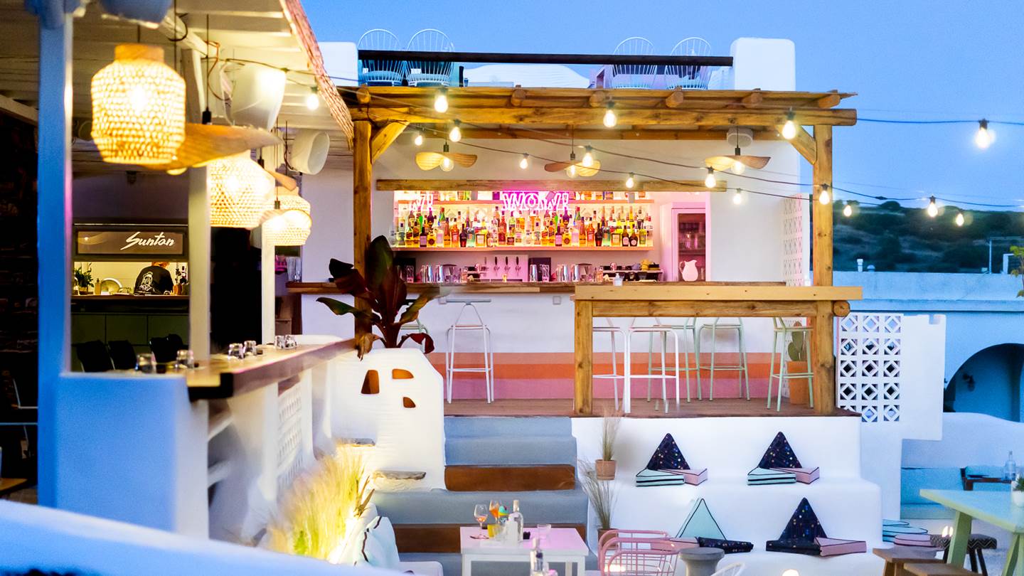 Suntan: Ένα αντισυμβατικό nostalgia cocktail bar στην Τήνο