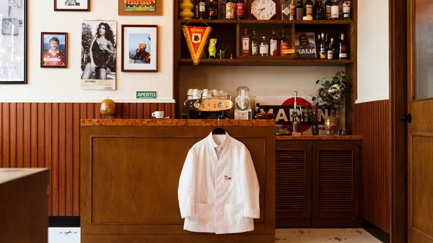 Όλα τα φώτα στο Bar Leone