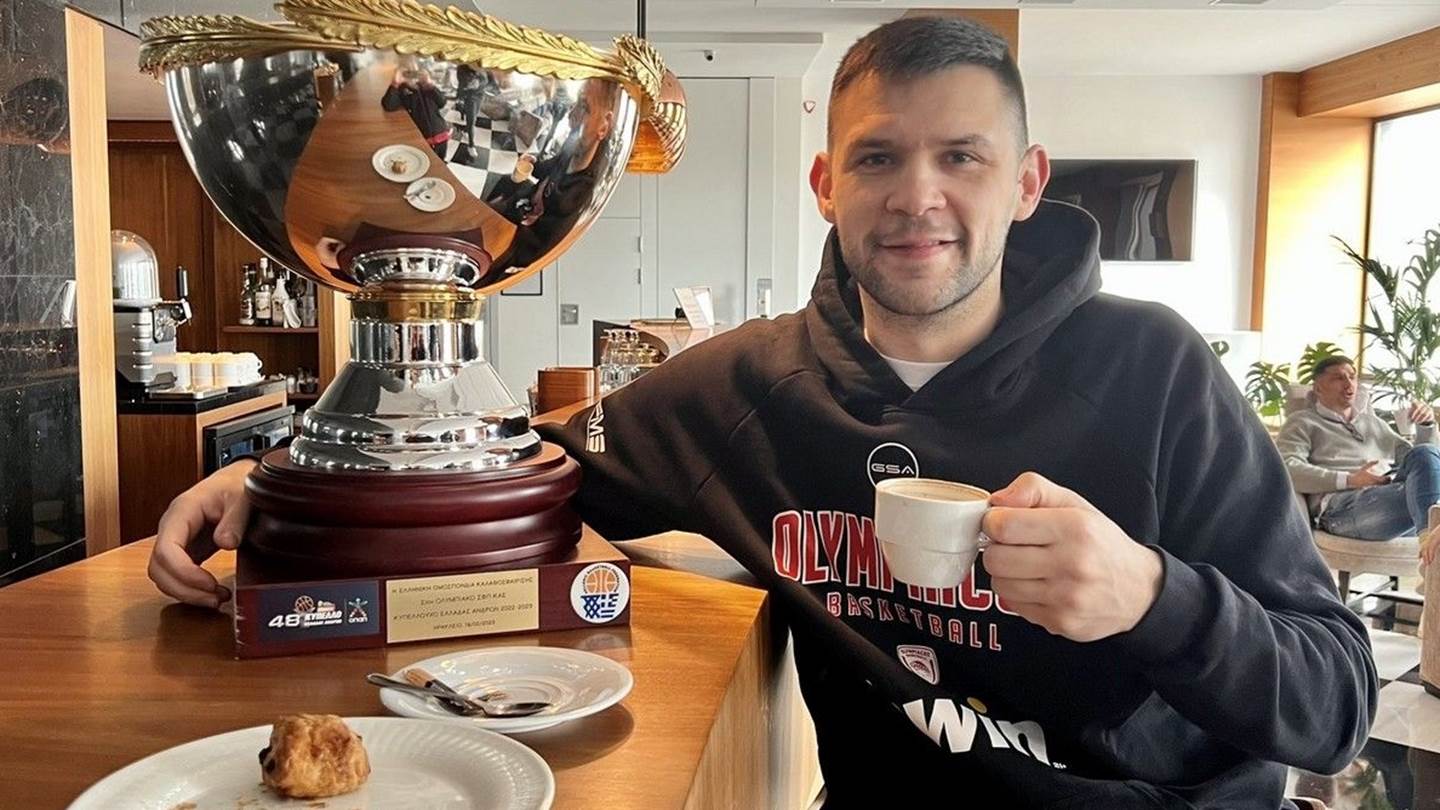 Ο Κώστας Παπανικολάου ήπιε καφέ παρέα με το Kύπελλο μπάσκετ, στην κυριολεξία