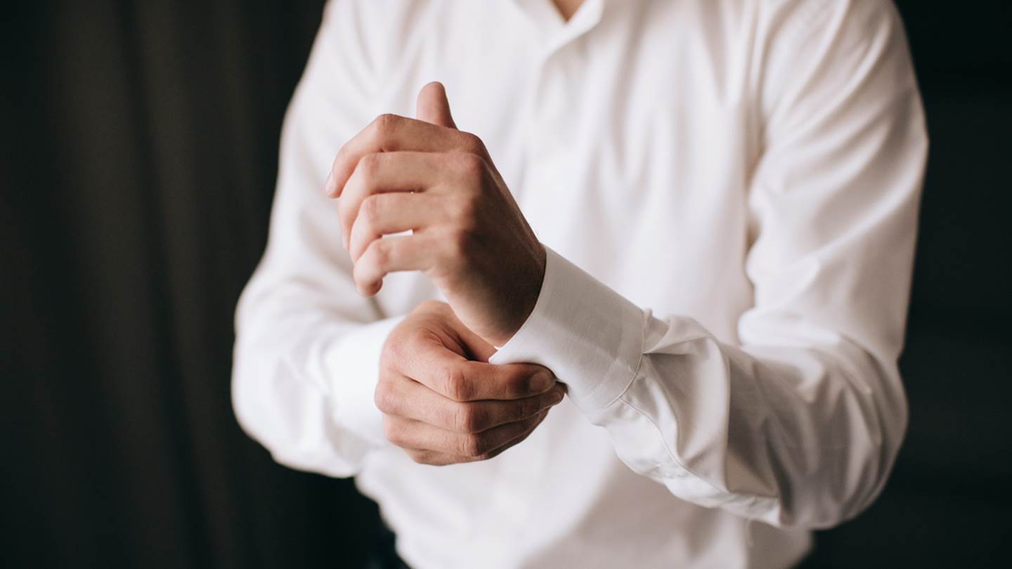 Τα λευκά πουκάμισα της αντρικής γκαρνταρόμπας