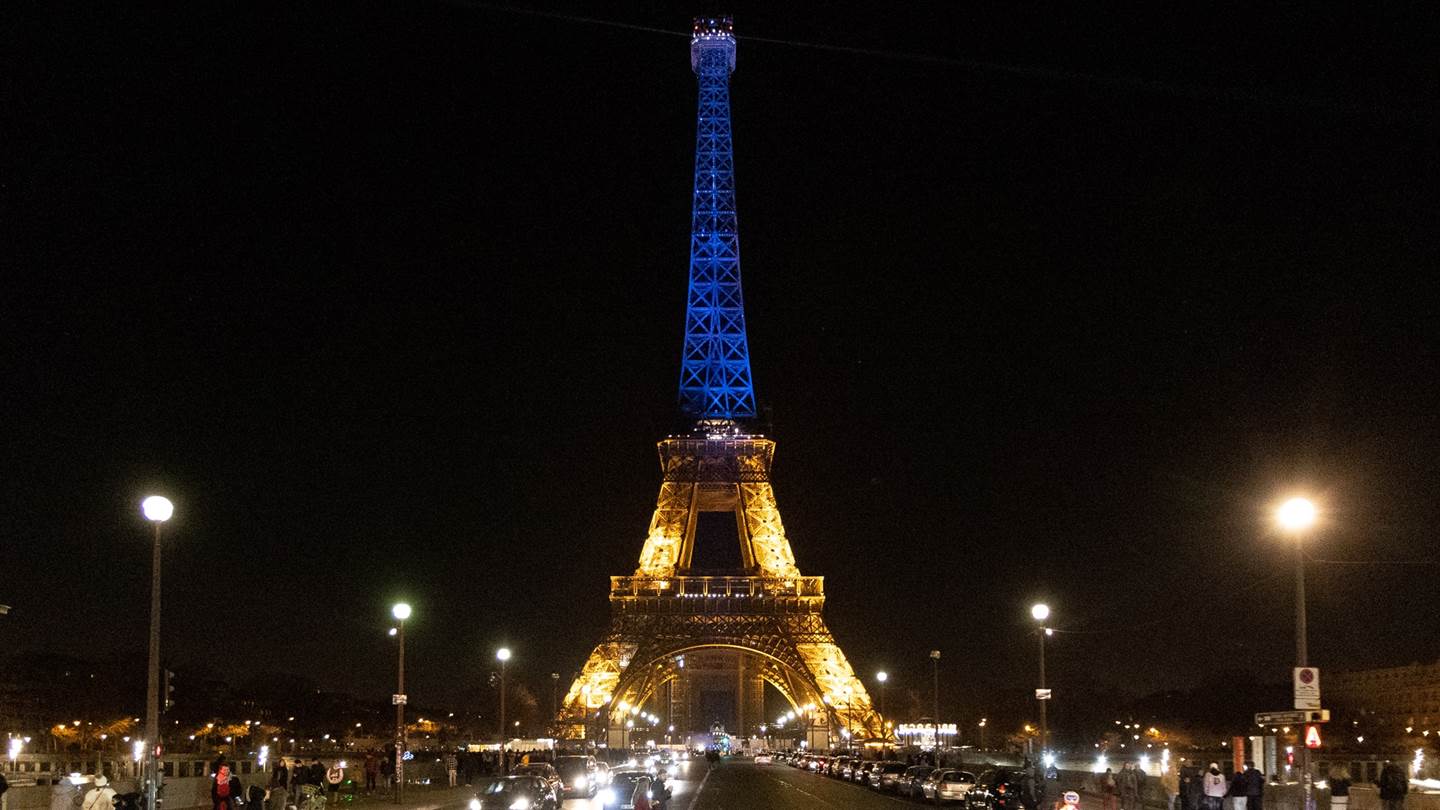 Ο Πύργος του Άιφελ στα χρώματα της Ουκρανίας