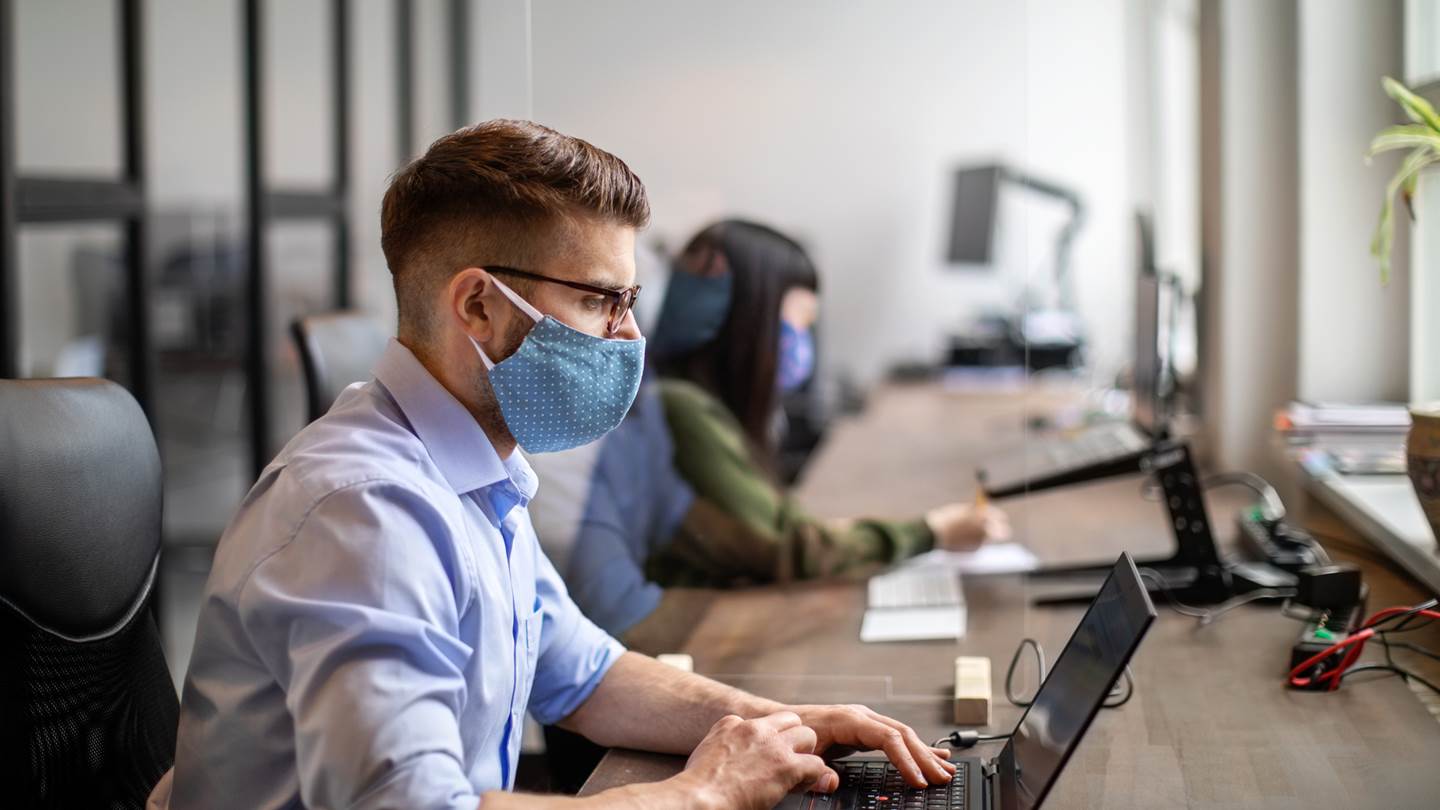 Τα νέα δεδομένα μετά το ρεκόρ κρουσμάτων του κορονοϊού