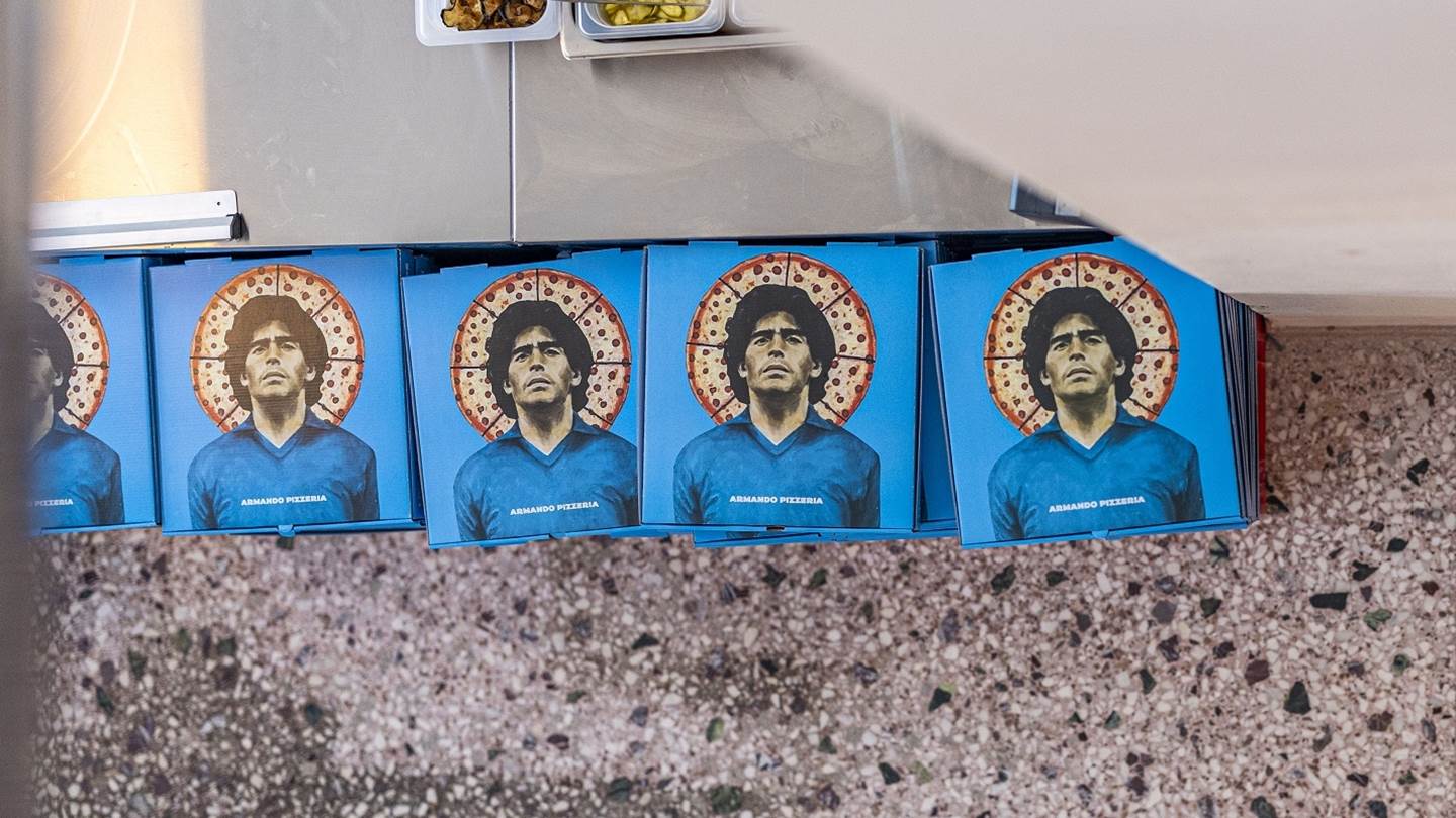 Ο Armando πασάρει πίτσα στον Κεραμεικό κι ο Μαραντόνα σκοράρει με cocktails στην Αργυρούπολη