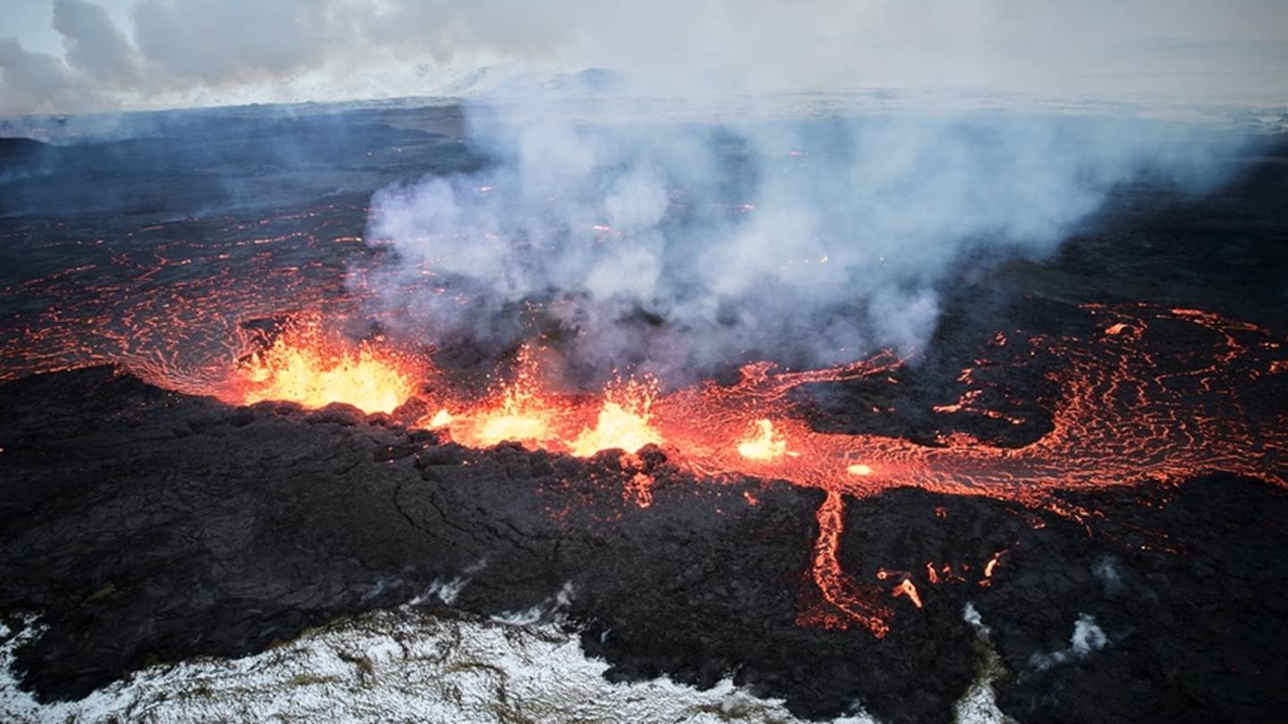 Συγκλονιστικές εικόνες από τη λάβα ηφαιστείου, έφτασε σε σπίτια του Γκρίνταβικ στην Ισλανδία