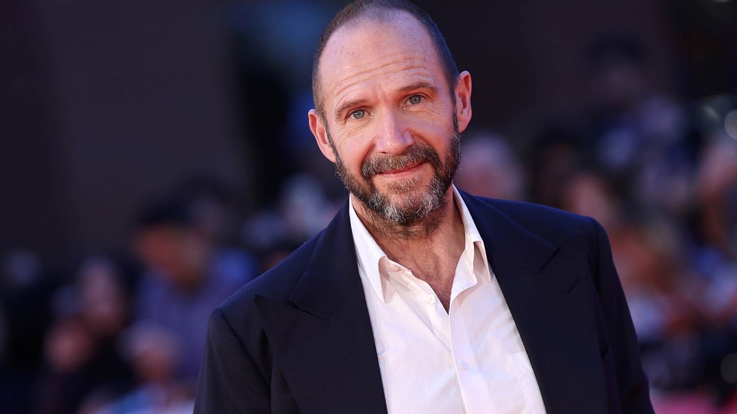 Μόλις ζηλέψαμε τους απίστευτους κοιλιακούς του Ralph Fiennes (εικόνες)