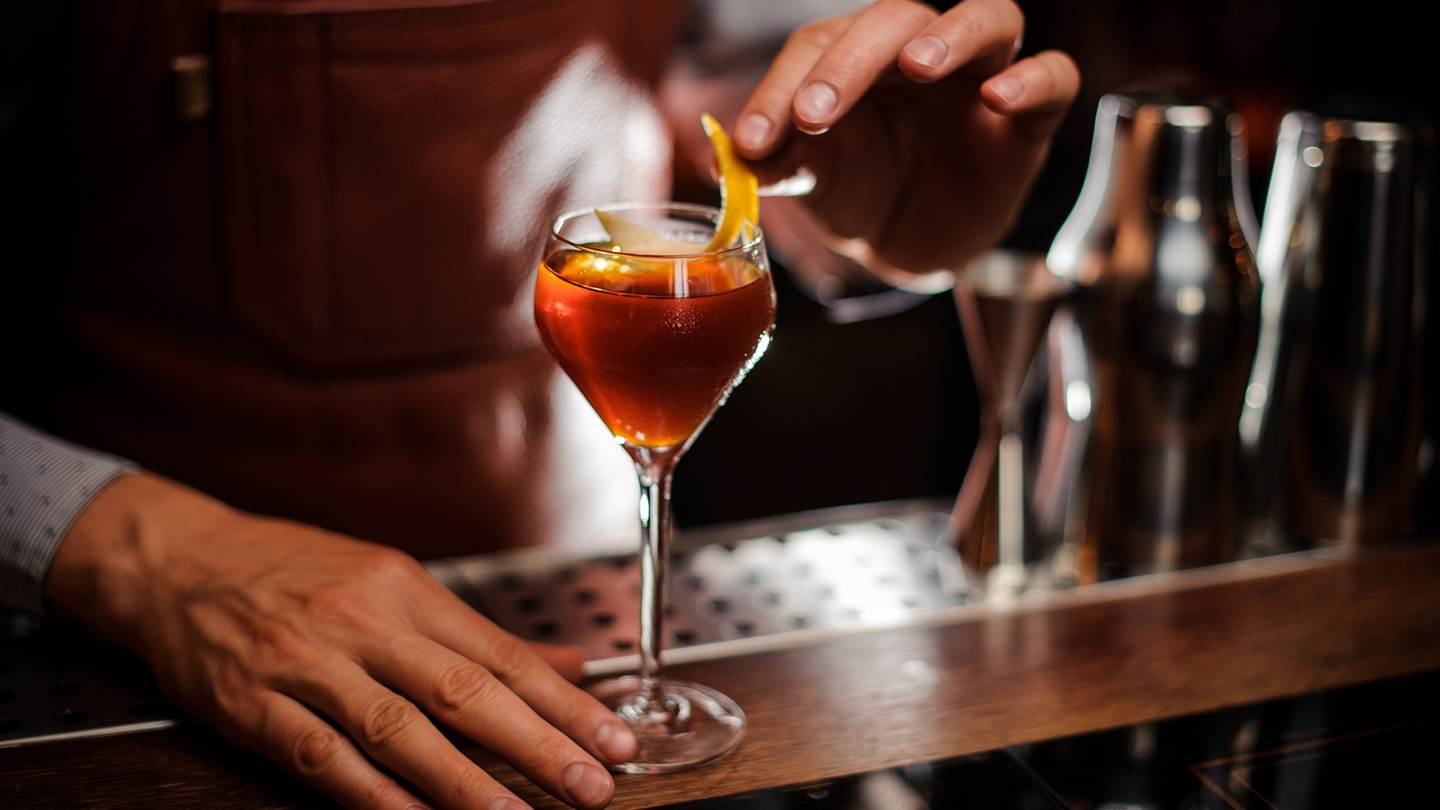 Κι όμως, το αλκοόλ επηρεάζει την επιδερμίδα σου