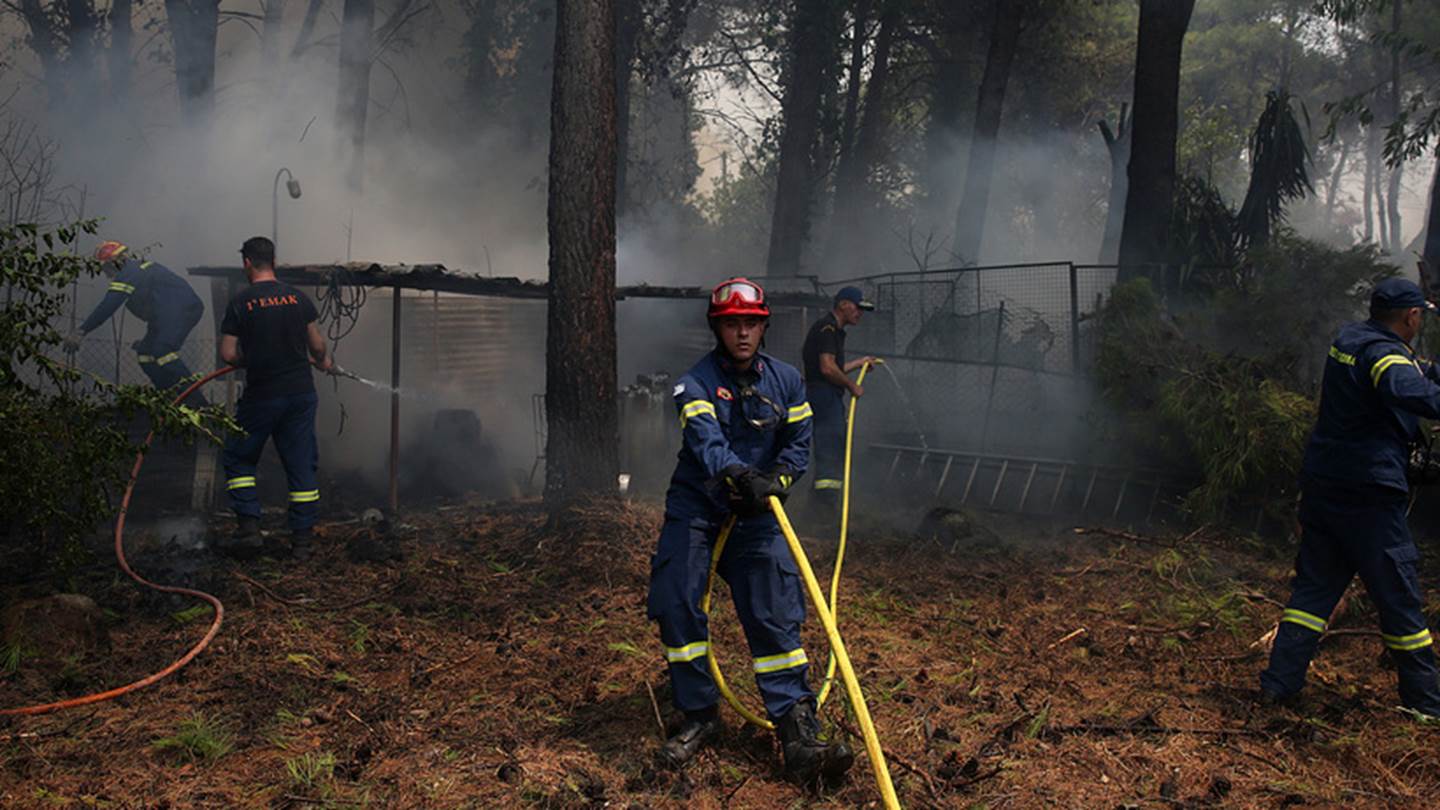 Στις φλόγες (και) η Εύβοια