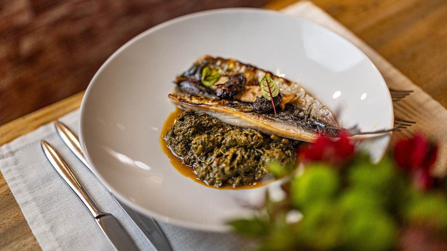 Ένα τραπέζι γεμάτο Σίφνο, με σκουμπρί στα κάρβουνα και θεϊκή μελόπιτα