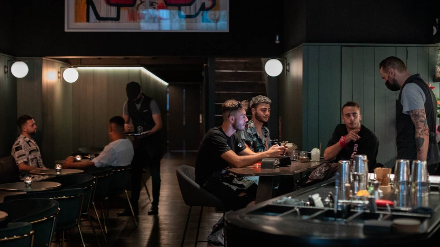 Πώς είναι να πίνεις στο καλύτερο μπαρ του κόσμου