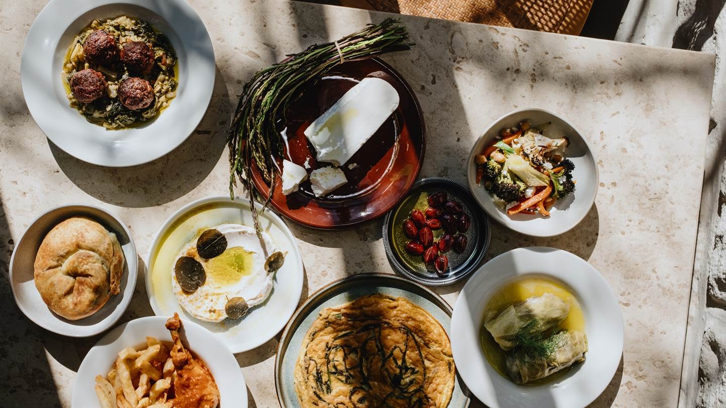 Αυτά είναι τα καλύτερα εστιατόρια ελληνικής κουζίνας για το 2025