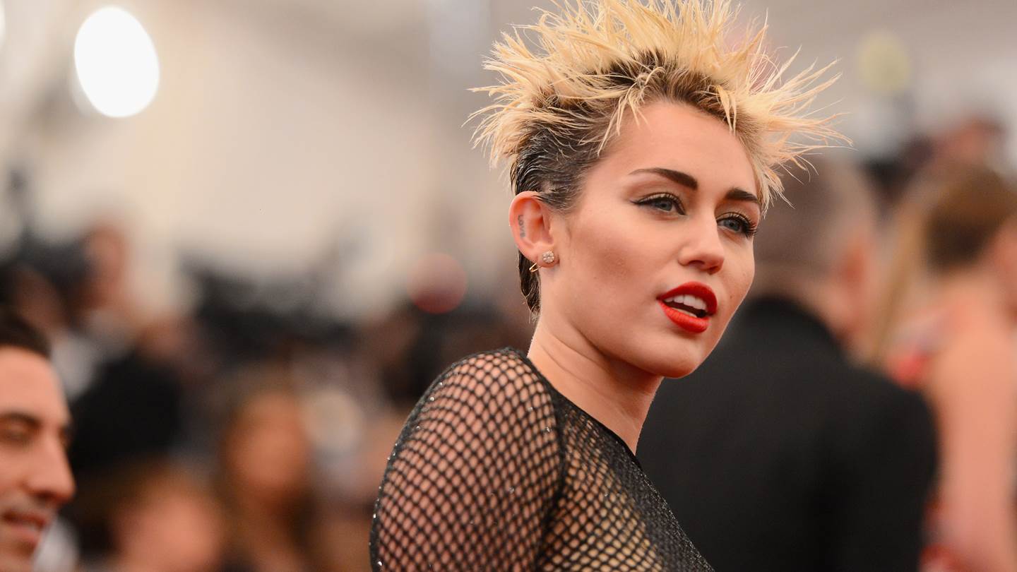 Το άστρο της Miley Cyrus είναι γυμνό