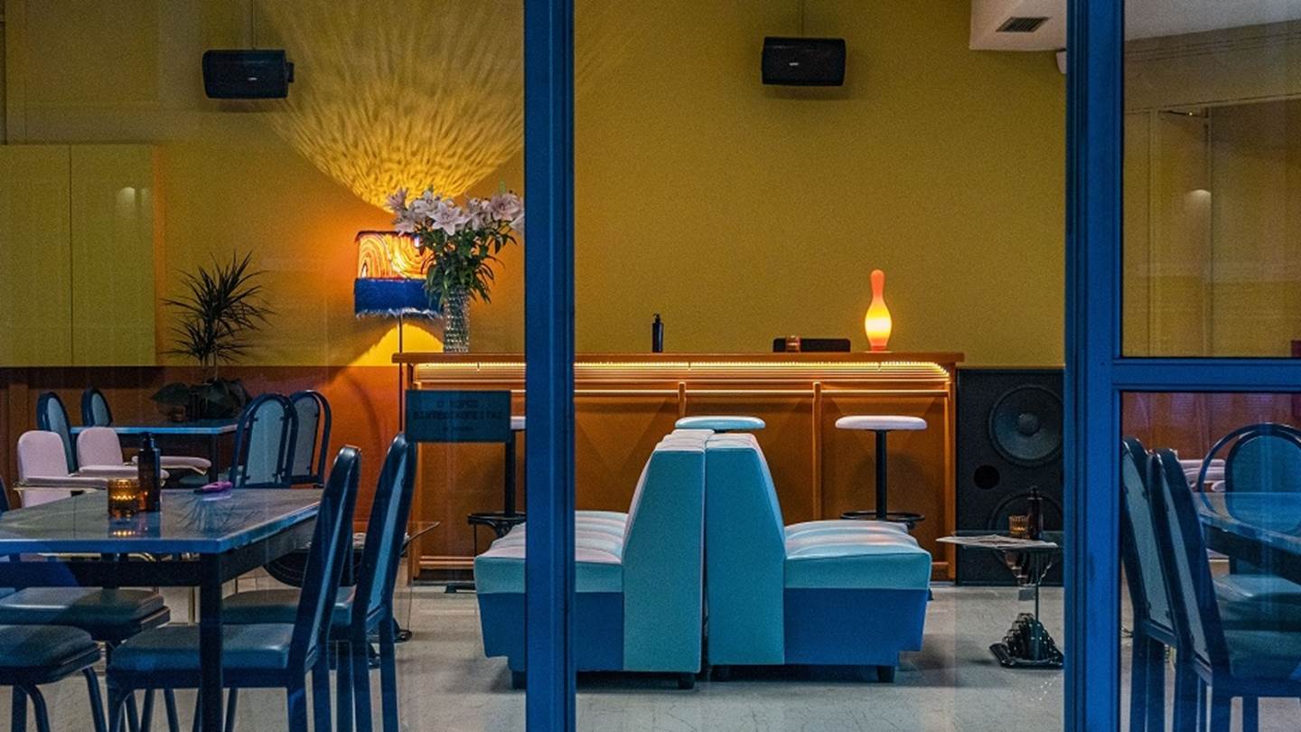 Το Apoteka είναι ένα διαφορετικό μπαρ, βγαλμένο από τα '80s