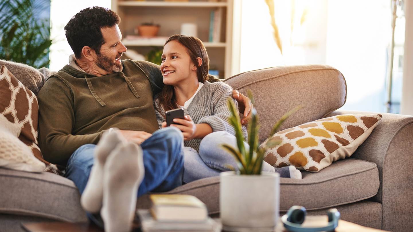 Γιατί πρέπει να μιλήσεις στην κόρη σου από νωρίς για το σεξ, την περίοδο και τις σχέσεις