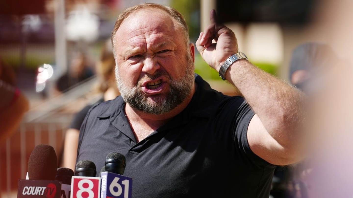 O συνωμοσιολόγος Alex Jones δεν πτοείται από καμία δικαιοσύνη