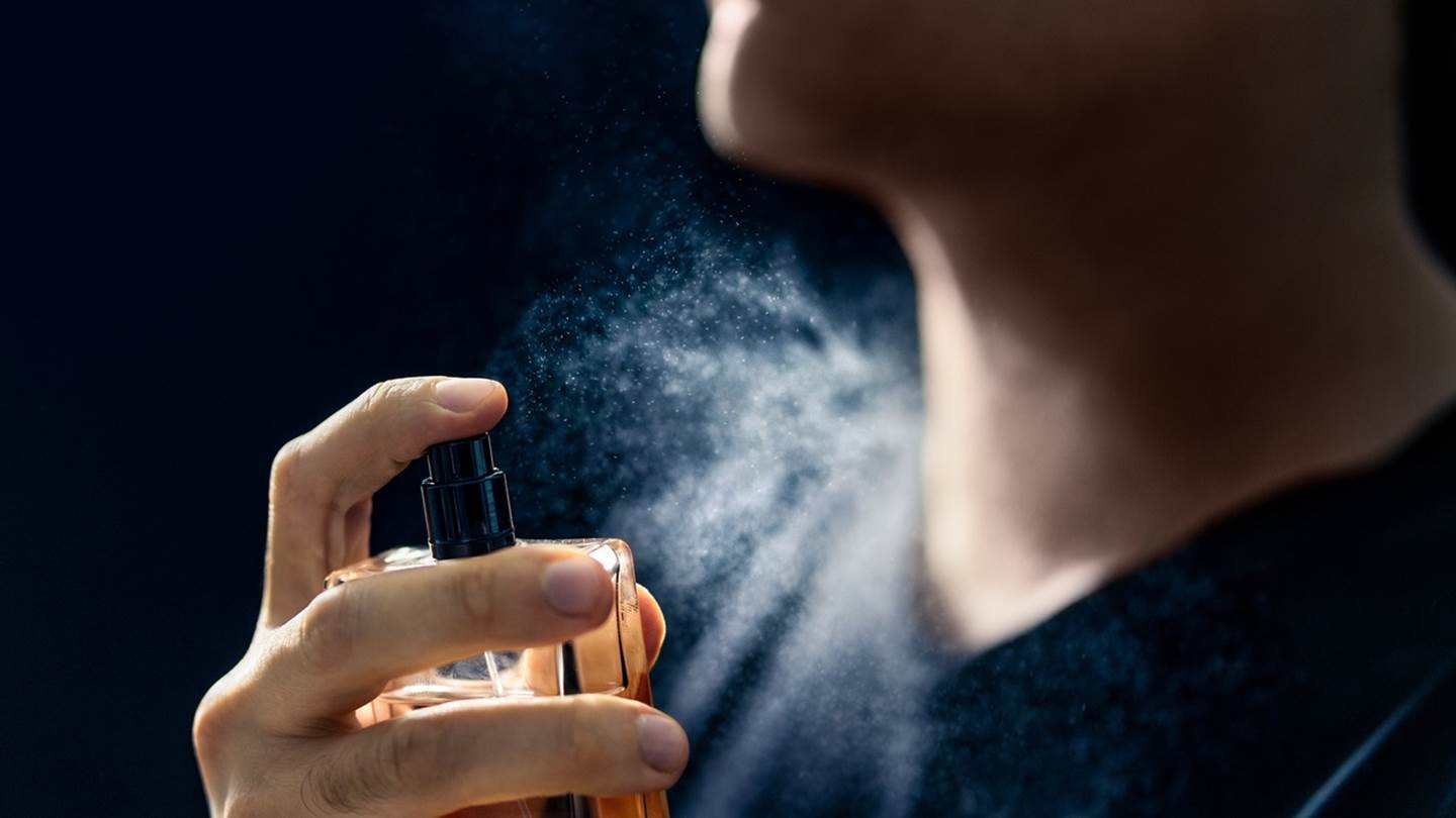 Πώς θα κάνεις το άρωμά σου να διαρκεί περισσότερο