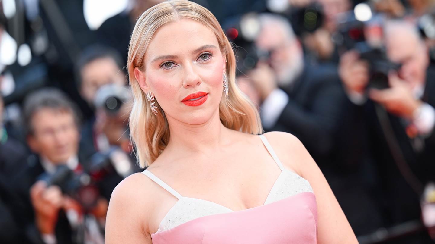 Scarlett Johansson έξαλλη με την τεχνητή νοημοσύνη, μηνύει εφαρμογή που 'έκλεψε' τη φωνή της