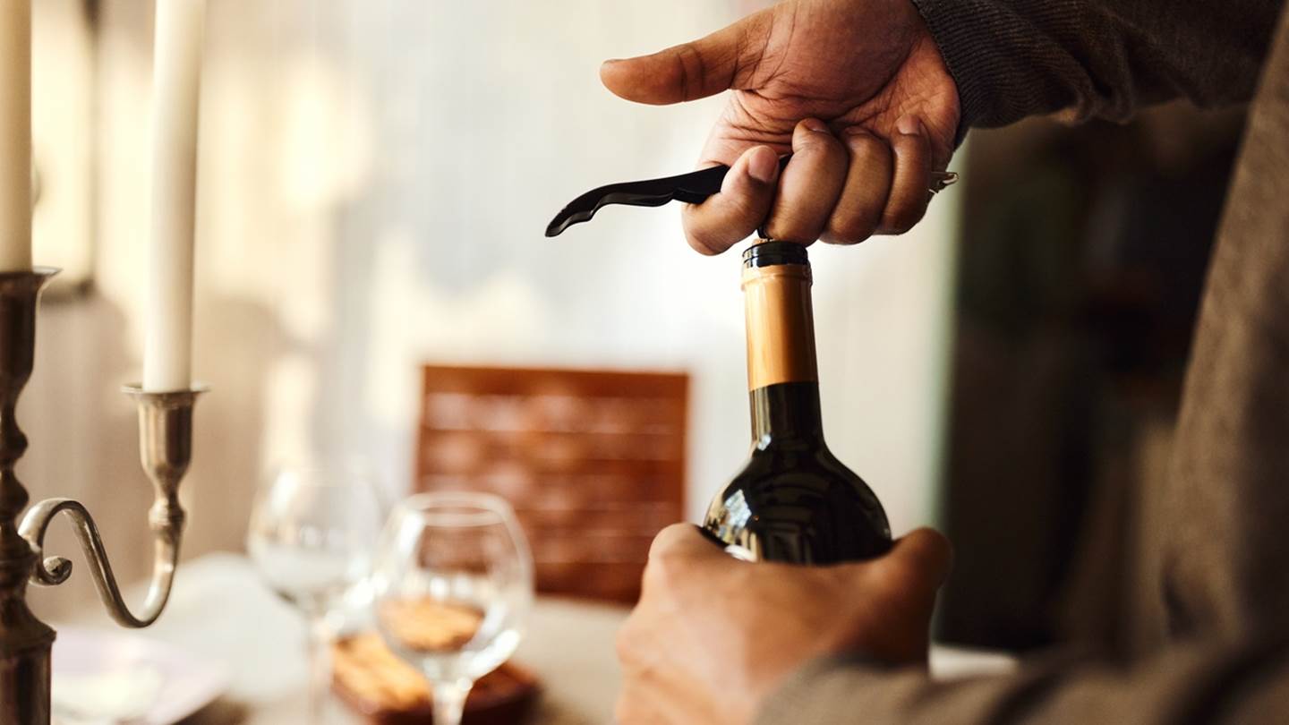 Έξυπνα κόλπα για να ανοίγεις το μπουκάλι κρασί χωρίς ανοιχτήρι