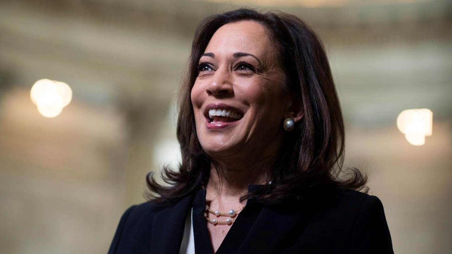 Sneakers, ενσυναίσθηση και θάνατοι: Η πολλαπλά αντισυμβατική Kamala Harris