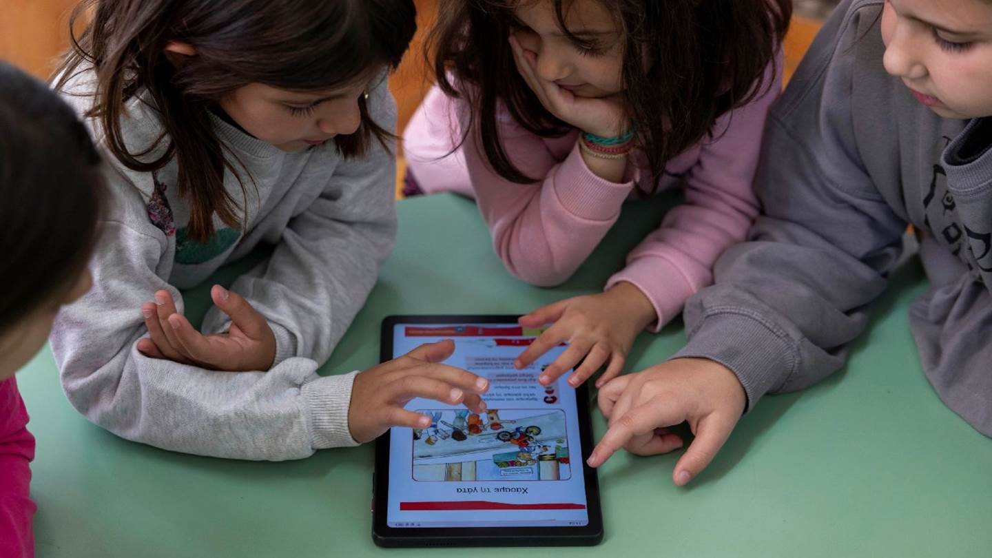 COSMOTE TELEKOM: νέα εποχή συνδεσιμότητας σε όλα τα δυσπρόσιτα σχολεία της χώρας με δωρεάν γρήγορο ίντερνετ