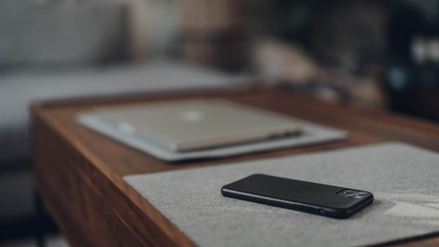 Γιατί πρέπει πάντα να αφήνεις το κινητό σου ανάποδα στο τραπέζι