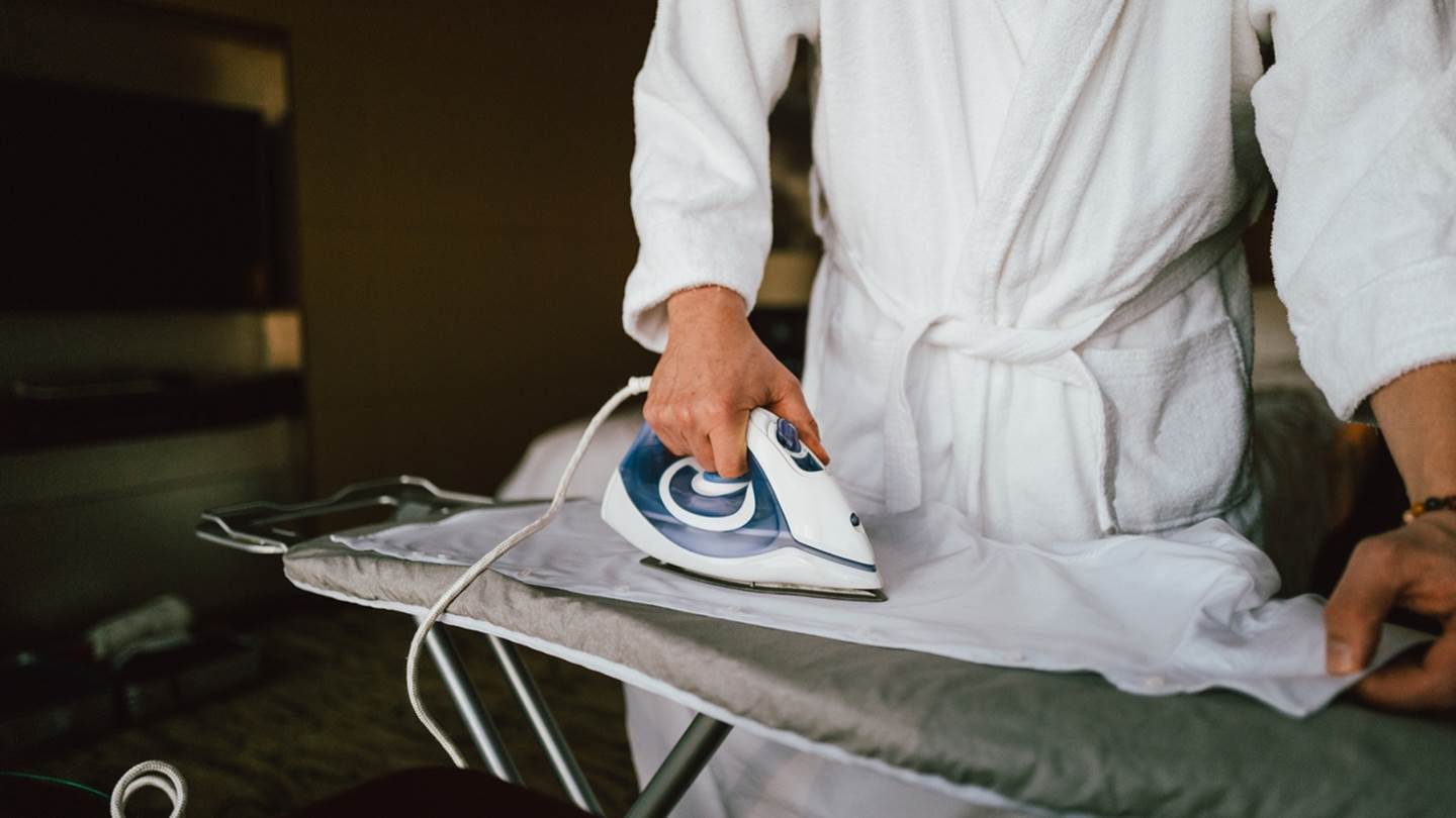 Σιδερώνοντας μόνος στο σπίτι