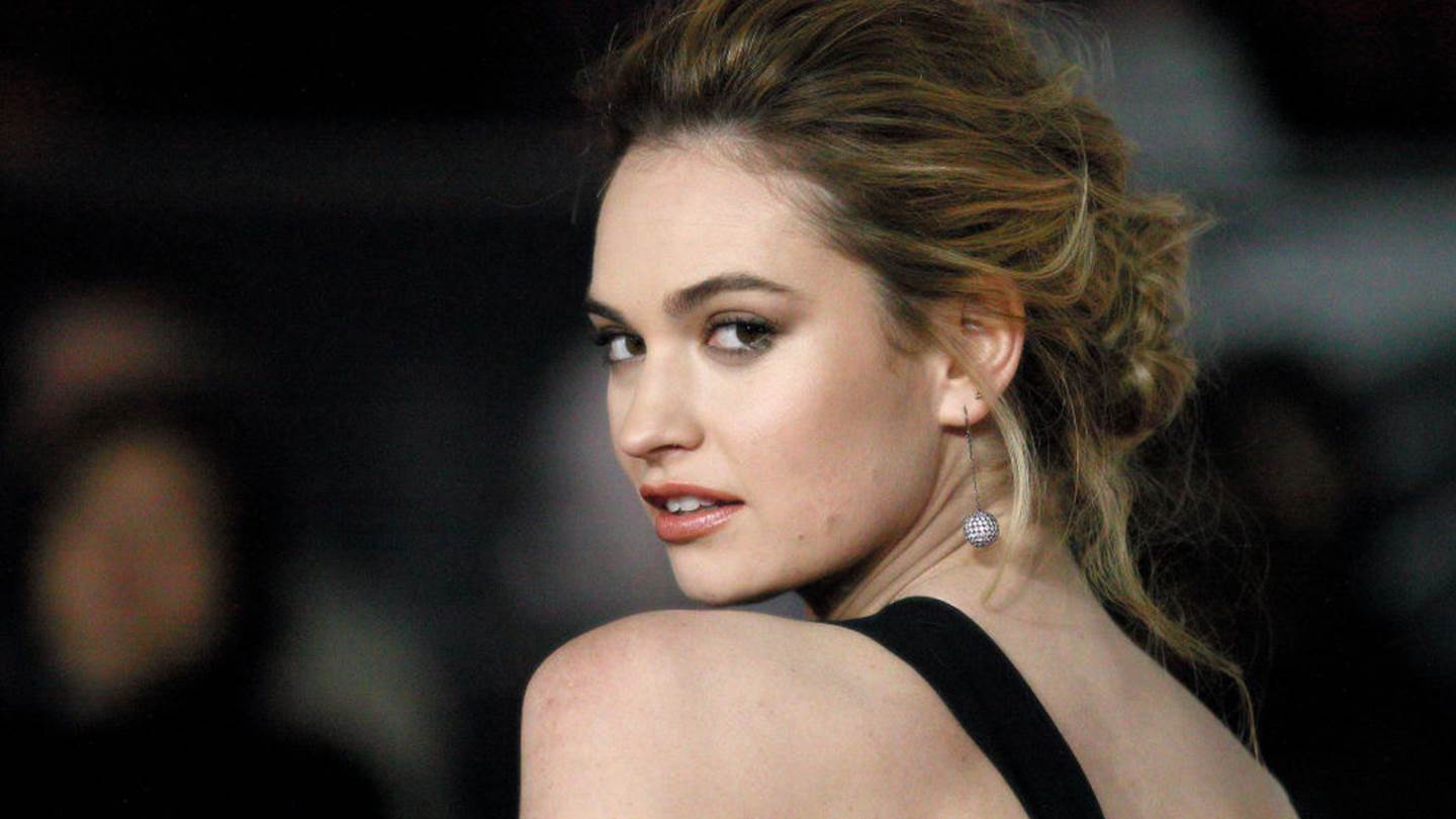 Lily James όπως λέμε Pamela Anderson