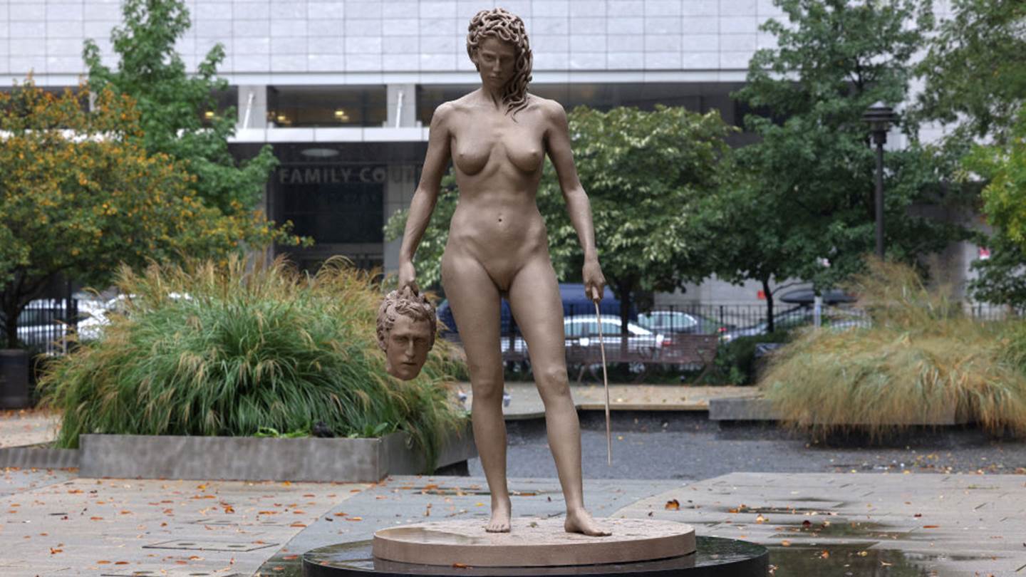 Το άγαλμα-σύμβολο του #MeToo στη Νέα Υόρκη