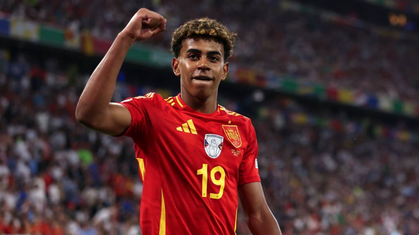 Σε άλλα νέα, ο Lamine Yamal έκανε live στο Instagram και έδειξε γυμνούς τους συμπαίκτες του