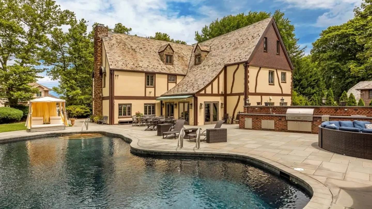 Διακοπές στην Airbnb έπαυλη του Vito Corleone