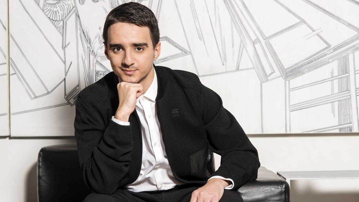 Το Lacoste Original είναι το άρωμα που εκφράζει την προσωπικότητά σου, σύμφωνα με τον Στρατή Χατζησταματίου