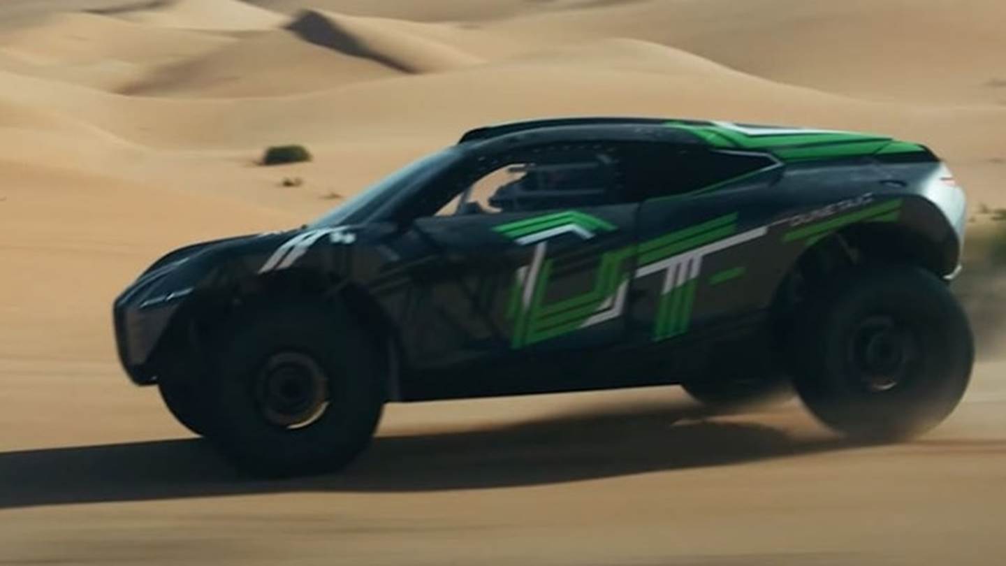 Το BMW Dune Taxi τρομάζει και τις καμήλες