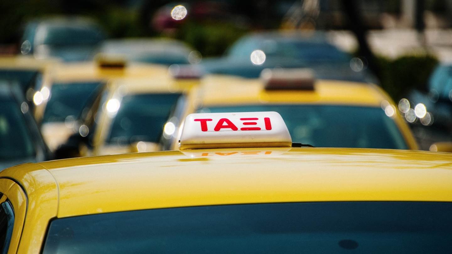 Οδηγός ταξί χρέωσε τουρίστα 160 ευρώ για το δρομολόγιο αεροδρόμιο-Πειραιάς