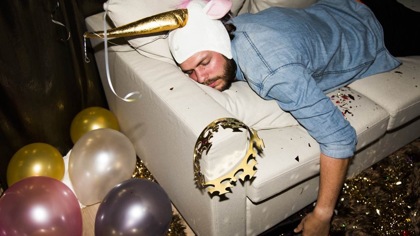 10 τρόποι για να προλάβεις το χάλι του hangover, σύμφωνα με την επιστήμη