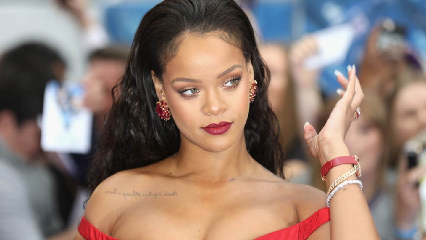 H Rihanna με καυτά εσώρουχα είναι ένας καλός λόγος για να συμπαθήσεις τον Άγιο Βαλεντίνο