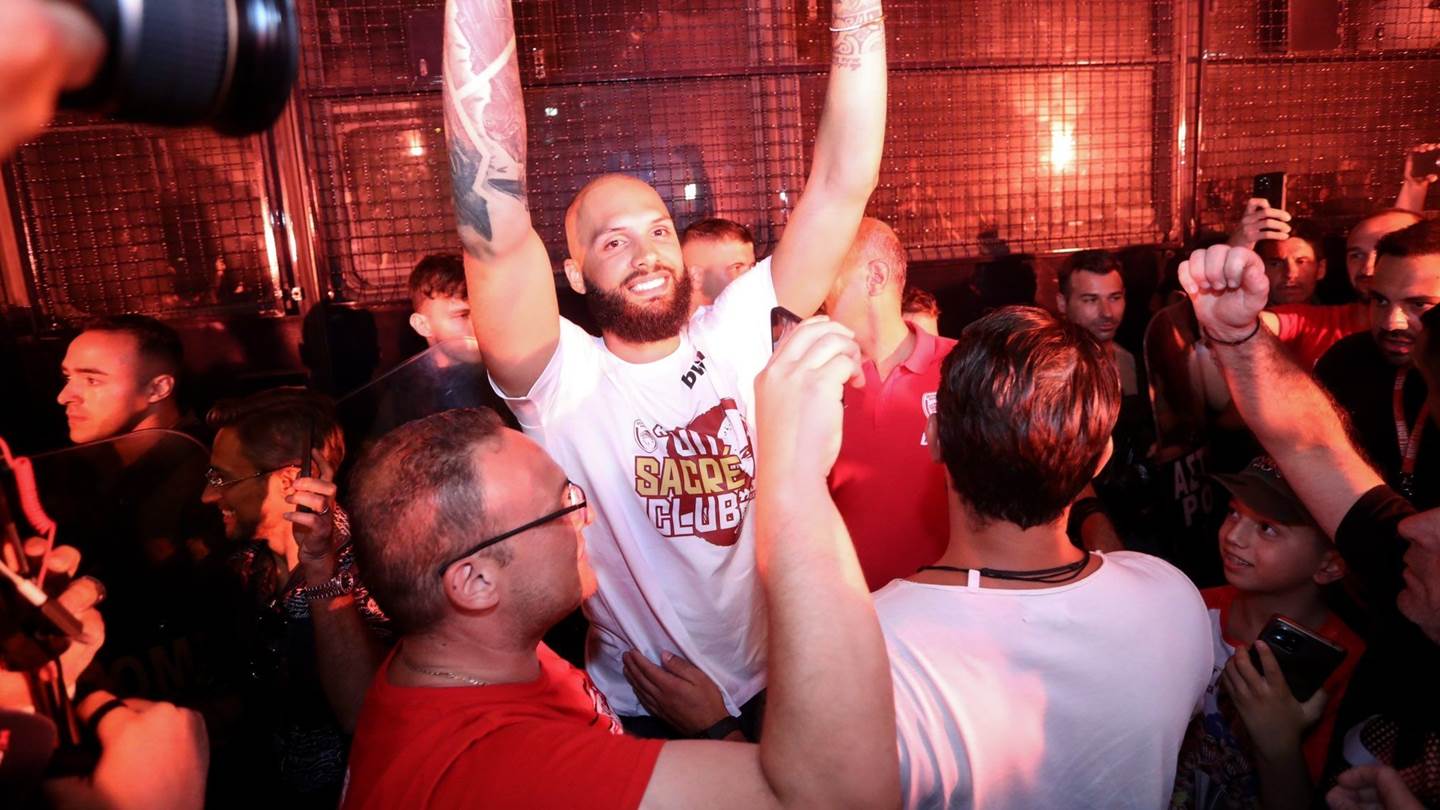 Απόλυτος χαμός με την υποδοχή Φουρνιέ από τους οπαδούς του Ολυμπιακού (video)