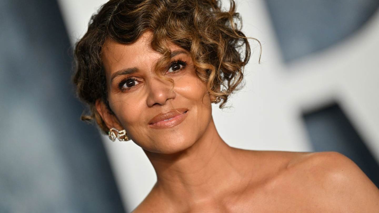 H Halle Berry φόρεσε το μαγιό της και αναρωτιέται αν θέλει να είναι καλή ή κακή