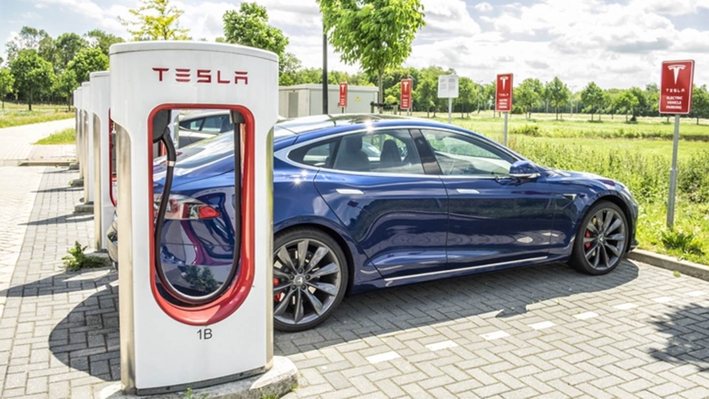 H Eυρωπαϊκή Ένωση χρηματοδοτεί την Tesla με 150 εκατ. ευρώ. Αλλά γιατί;