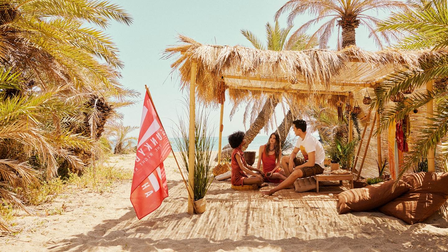 Η νέα καμπάνια της Funky Buddha μας ταξιδεύει σε έναν εξωτικό παράδεισο