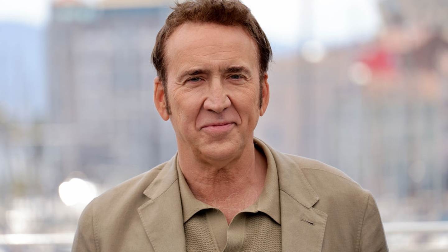 Ο Nicolas Cage είναι στην Ελλάδα και έτρωγε ντολμαδάκια στον Πειραιά-τι πιο σύνηθες