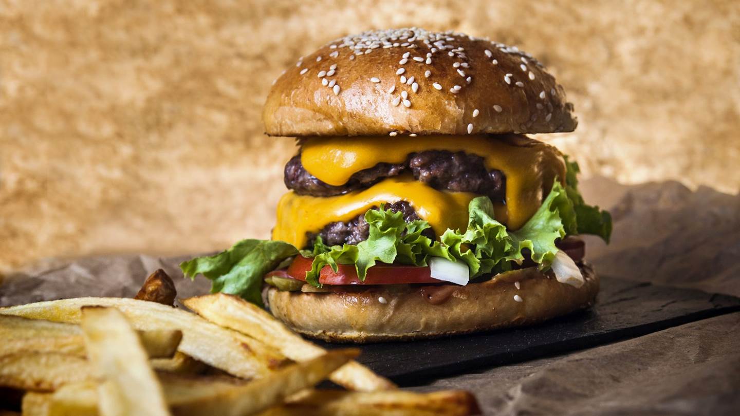 Η απόλυτη συνταγή για τη σημερινή Double Cheeseburger Day