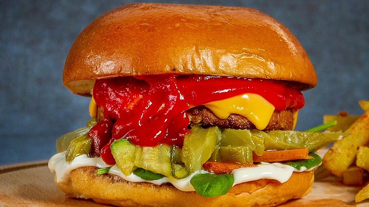 Ήρθε η ώρα να μιλήσουμε για το πιο viral vegan burger της Αθήνας