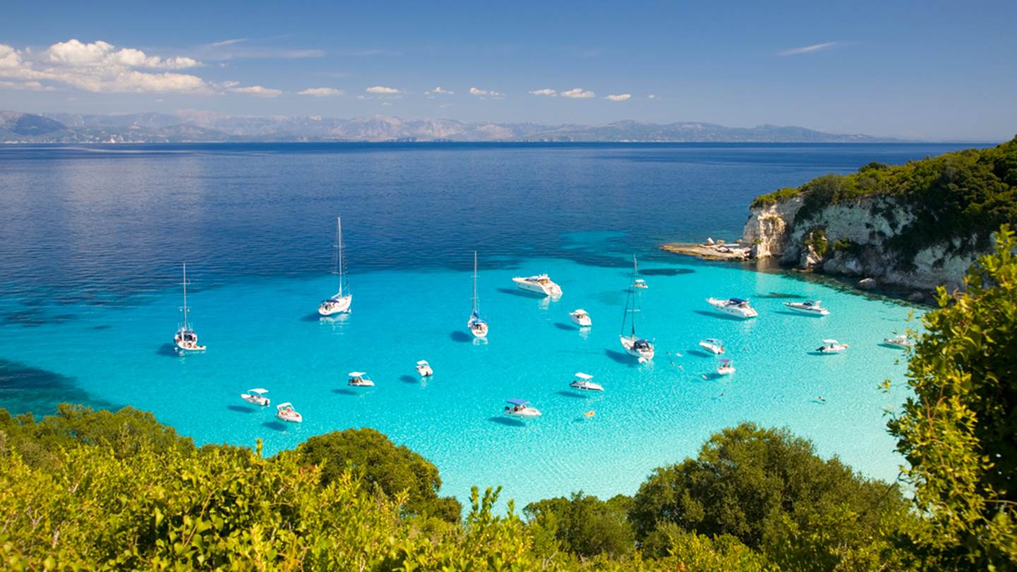 H ελληνική παραλία που διαγωνίζεται σε ομορφιά την Καραϊβική