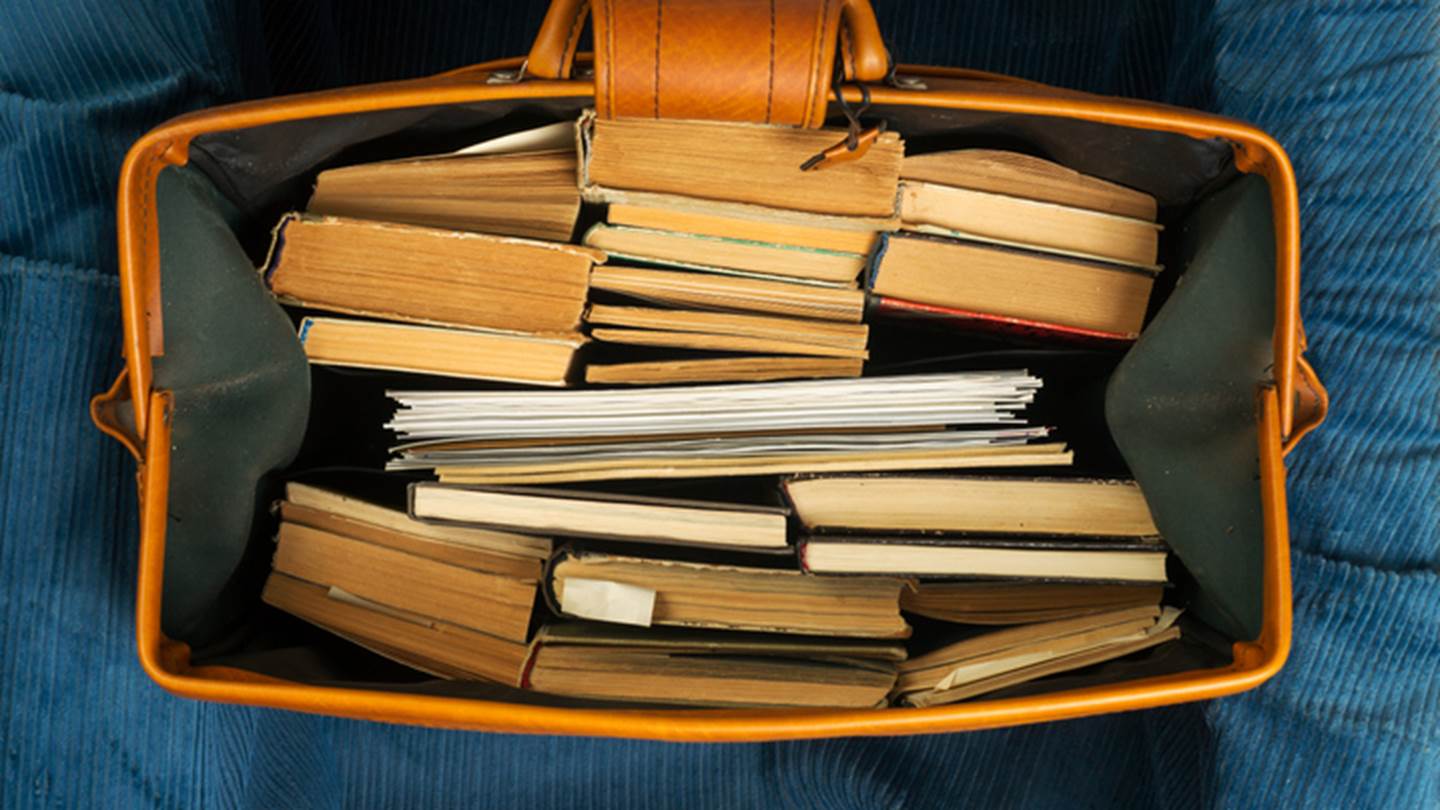 Μία βαλίτσα γεμάτη βιβλία για τις διακοπές