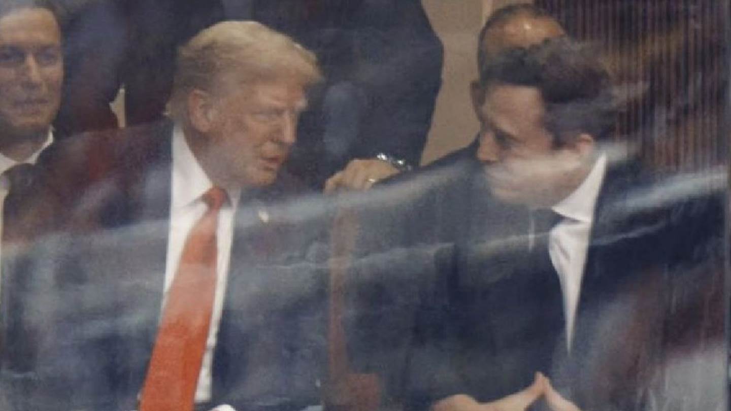 Τι είπαν μεταξύ τους οι Donald Trump και Elon Musk στην κηδεία του Charlie Kirk -Κάποιος διάβασε τα χείλη τους