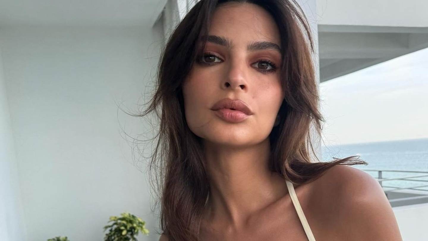 Emily Ratajkowski, κρεβάτι και βαθύ ντεκολτέ. Τι άλλο να ζητήσουμε;