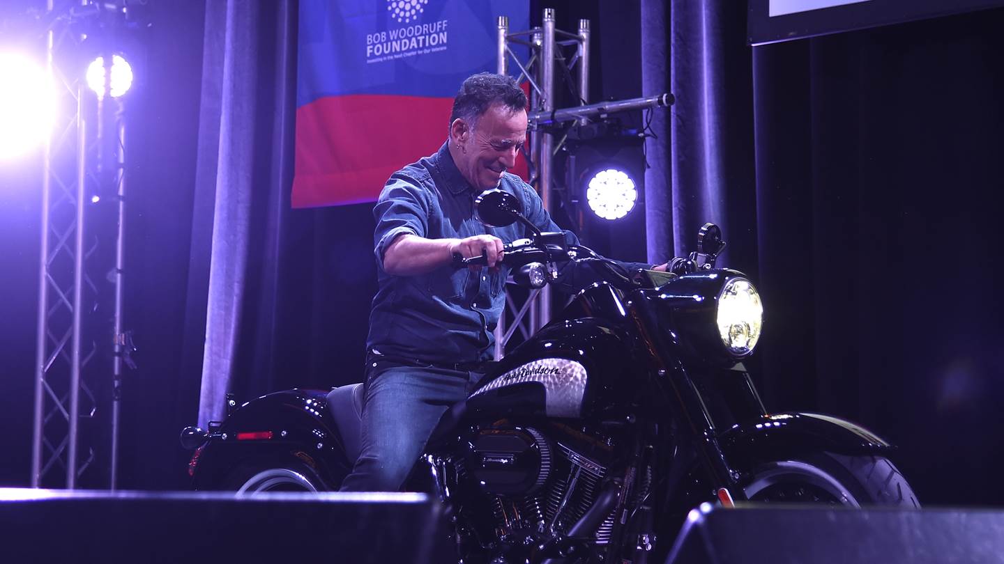 Πώς θα γνωρίσεις τον Bruce Springsteen και να πάτε βόλτα με τη μηχανή του