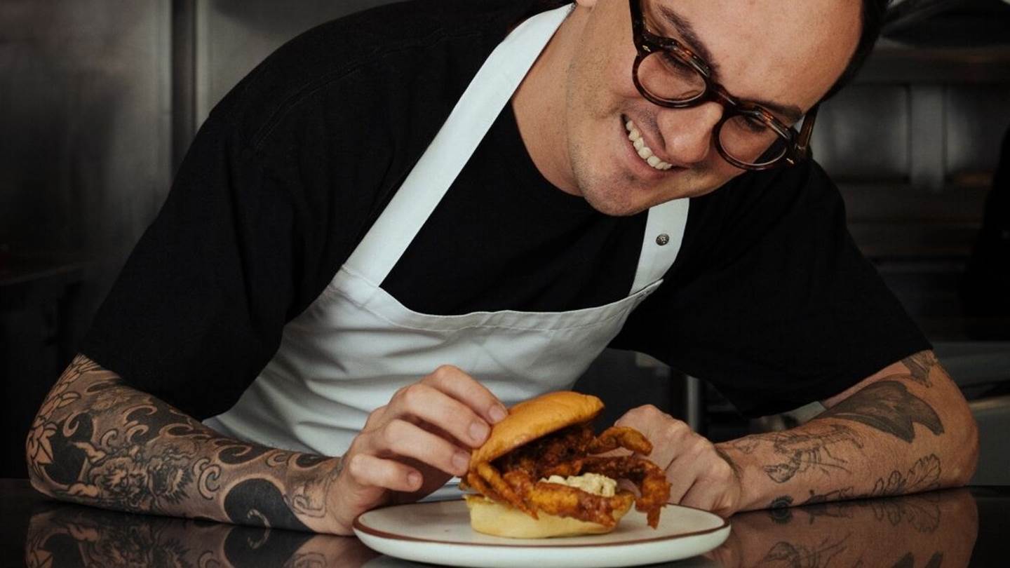 Όλοι τρώνε με μανία αυτό το burger με καβούρι