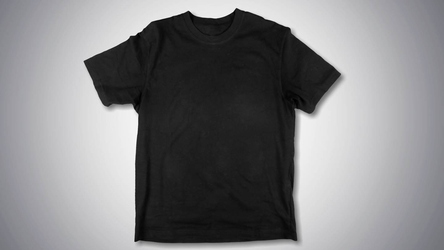 Πώς θα φορέσεις σωστά το μαύρο T-shirt