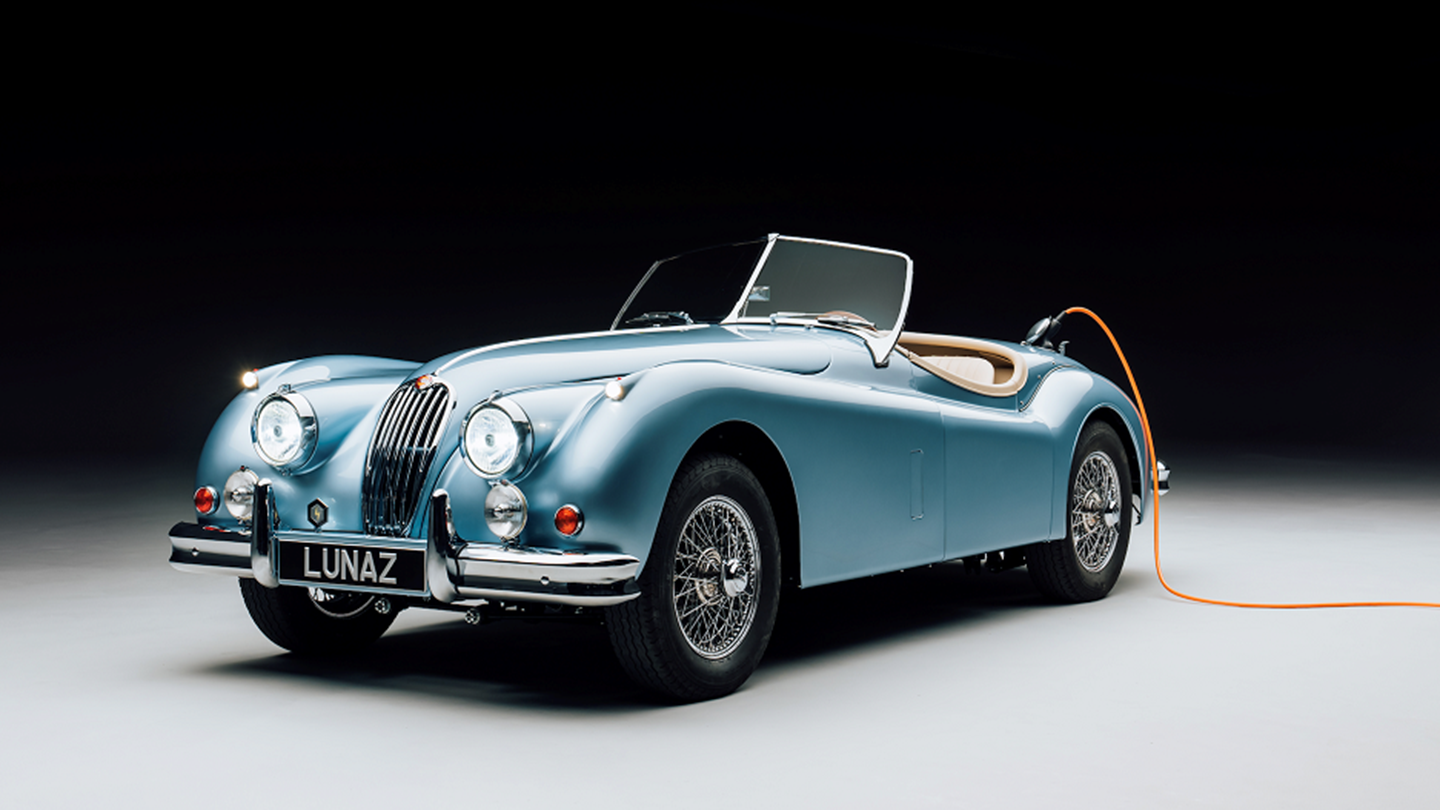 Μία custom made Jaguar για τον Brooklyn Beckham